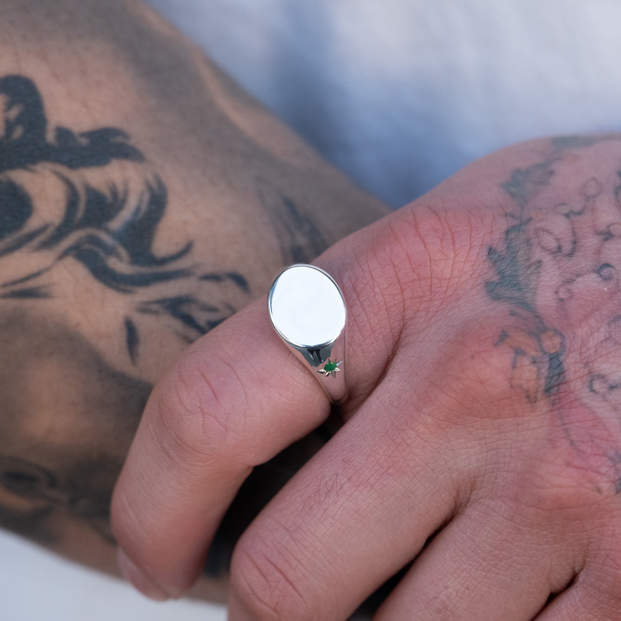 Grande Horizontal Oval Signet Ring - Star Set (S)