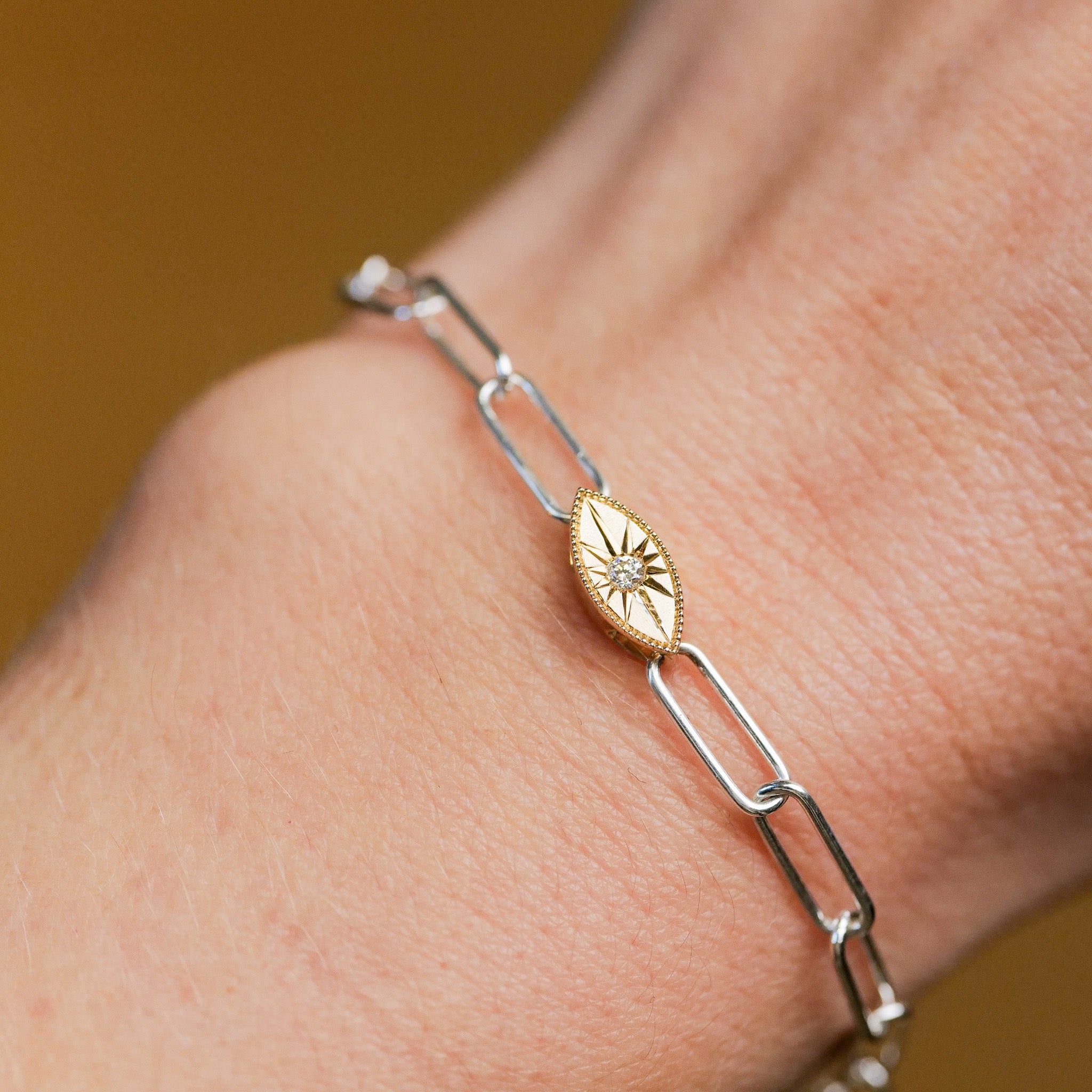 Fiat Luxs Grande Mati Bracelet (G): a silver chain with 14K gold starburst charm, ideal for minimalists.