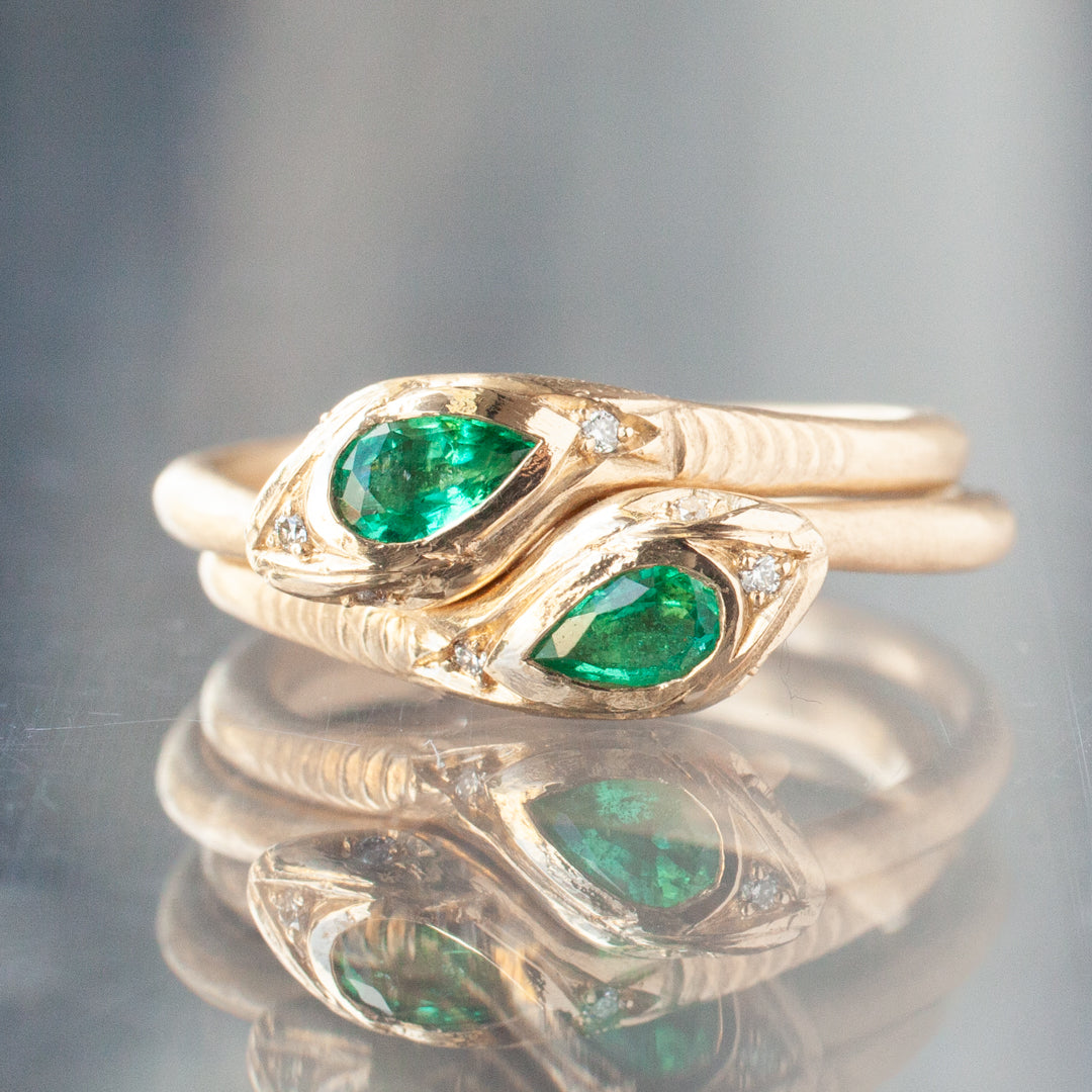 Daisy San Luiss Victorias Fede Ring - Emerald Pear: a 14K gold snake ring with emerald and diamond heads.
