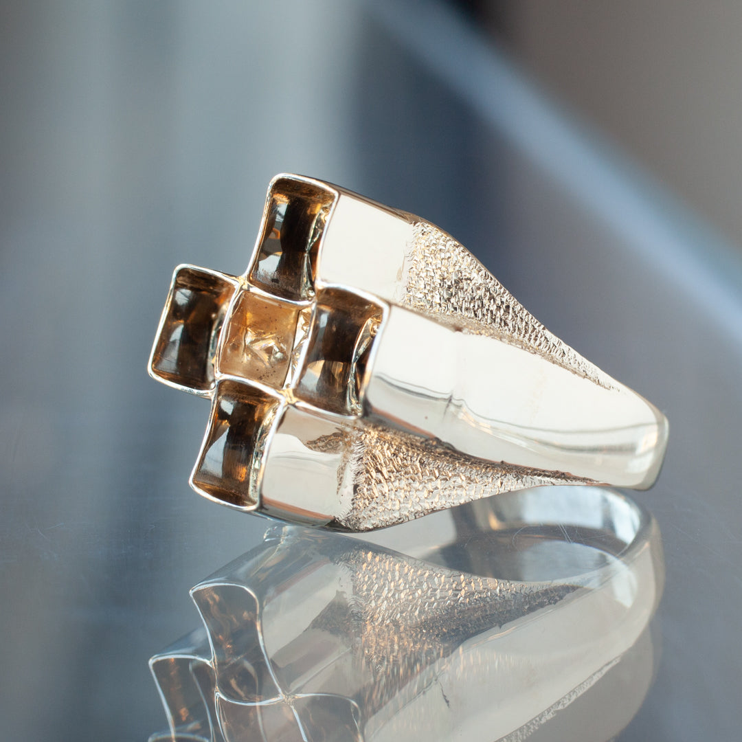 Ambiguous Object Ring