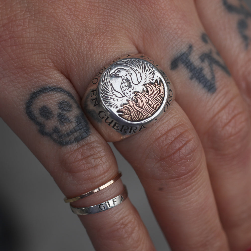 Oro En Paz Signet Ring