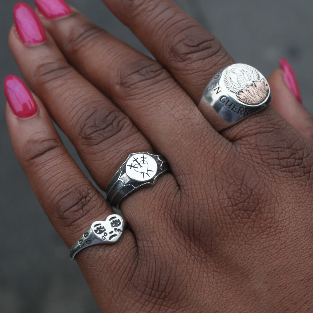 Oro En Paz Signet Ring