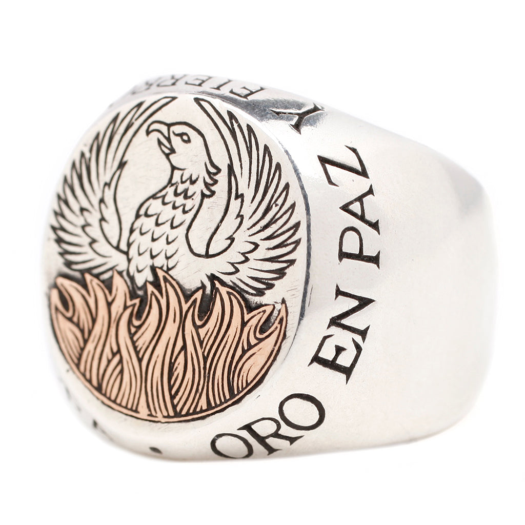 Oro En Paz Signet Ring