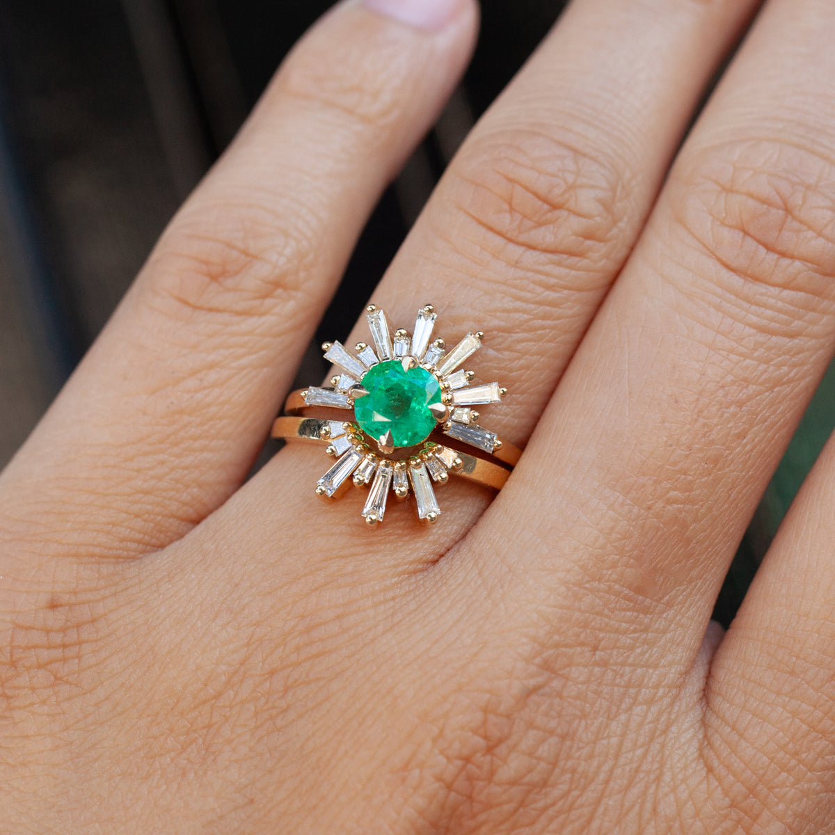 Fiat Lux Grande Demi Feu - Emerald Cushion (1.29ct) ring in 18k yellow gold with a cushion emerald and baguette diamonds.