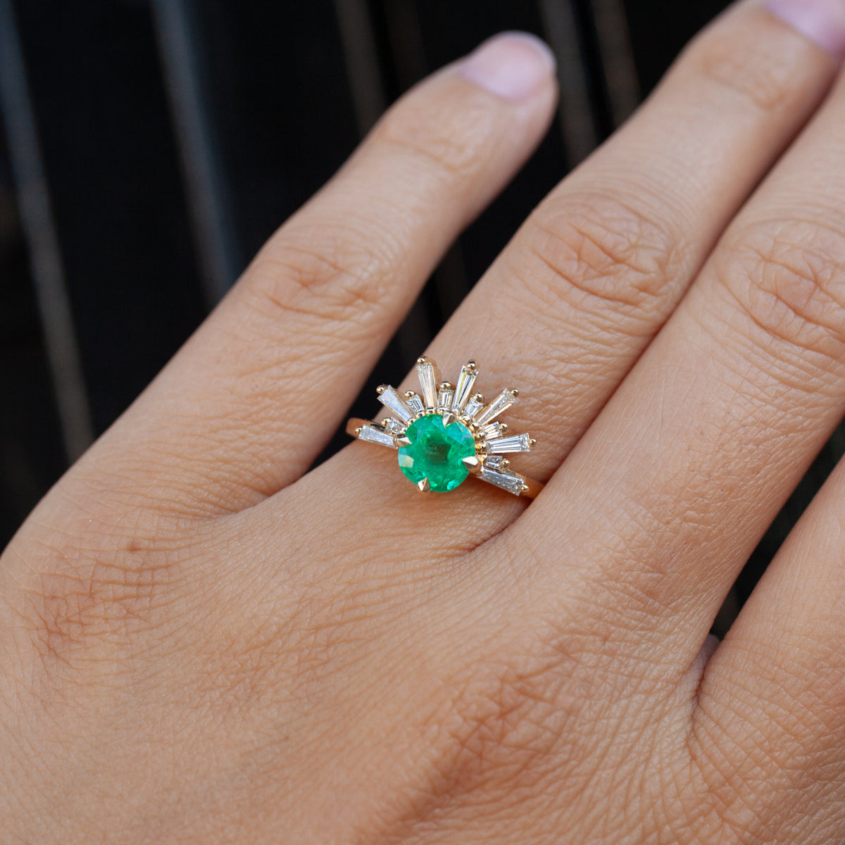 Grande Demi Feu - Emerald Cushion (1.29ct) ring in 18k yellow gold with a round emerald and fan-shaped diamonds.