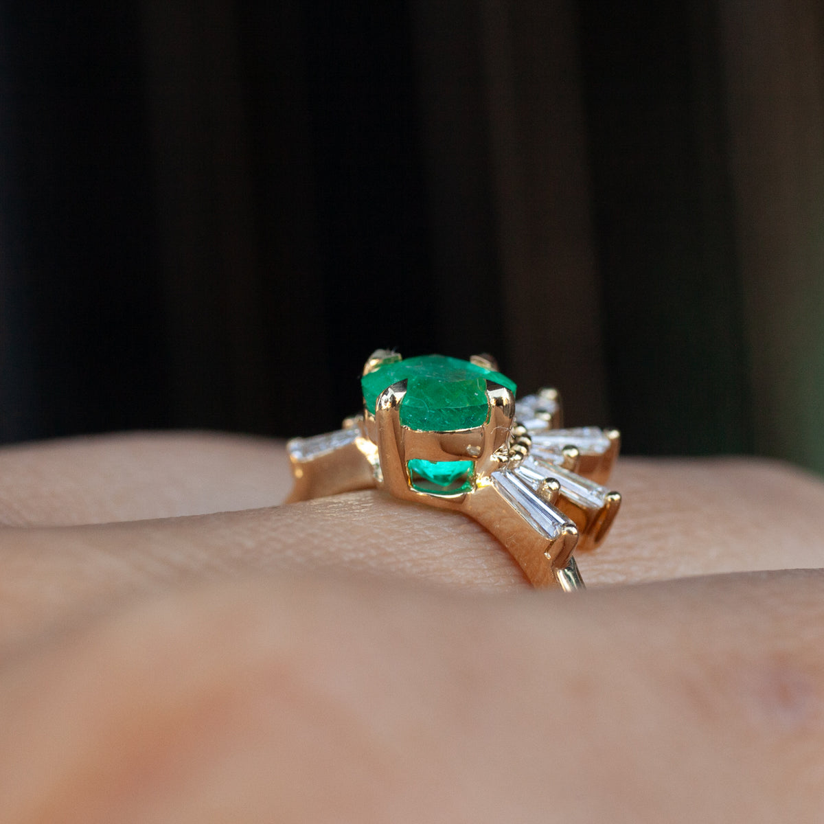 Fiat Lux Grande Demi Feu - Emerald Cushion (1.29ct) 18k yellow gold ring with a cushion-cut emerald and baguette diamonds.