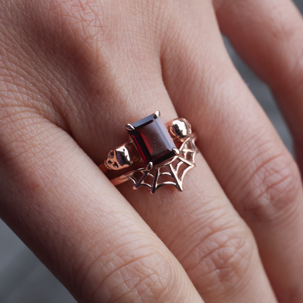 Skulls Ring - Garnet